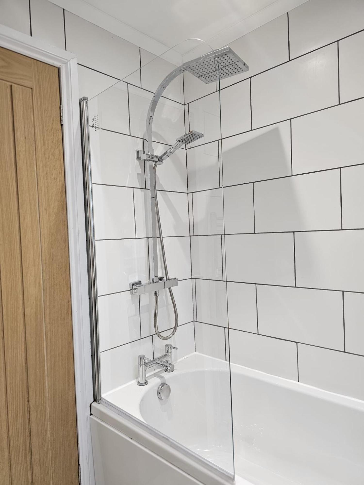 Modern 3 Bedroom Property With Free Driveway Parking By Shire Stays Shrewsbury Luaran gambar