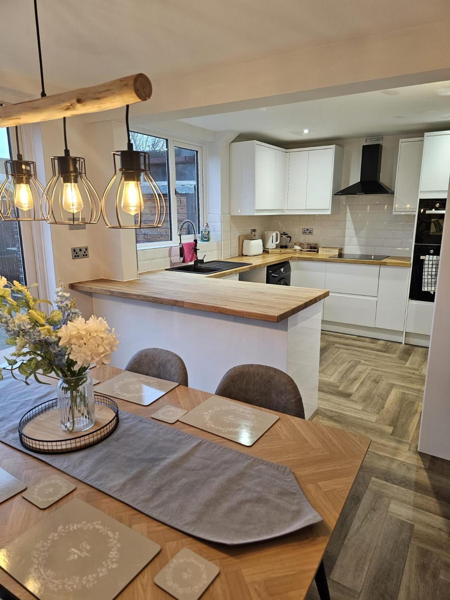 Modern 3 Bedroom Property With Free Driveway Parking By Shire Stays Shrewsbury Luaran gambar